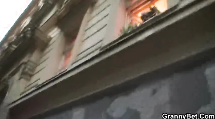 Одинокая мамка сосет член молодого жеребца