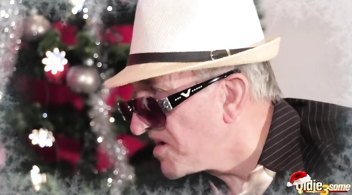 Старики выебали красоток под Новый год