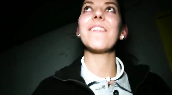 Развел девку на секс и снимая на камеру выебал сучку