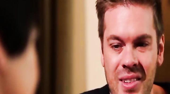 Трахнул коротко стриженную брюнетку большим стволом