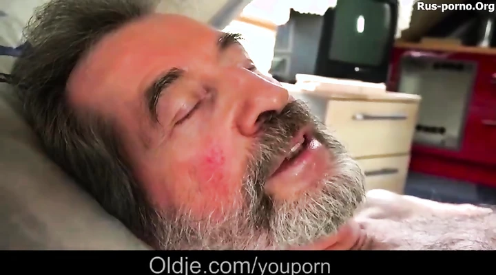 Горничная оттрахала бедного деда который лежал в своей кровати