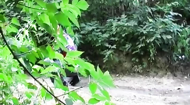 Молодой парень трахнул русскую шлюшку на капоте