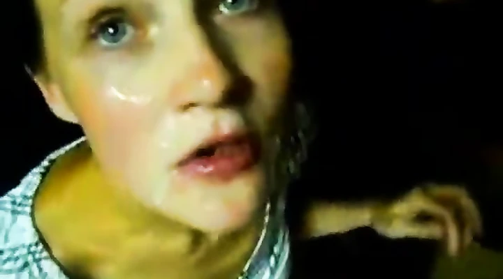 Группа мужиков трахает ненасытную шлюху в рот