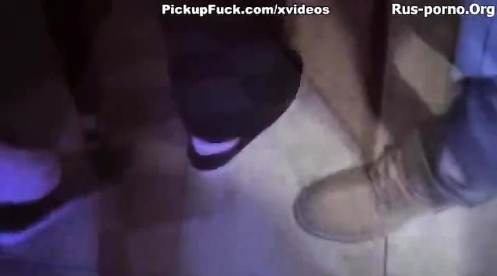 Русская шлюшка показала сиськи за деньги