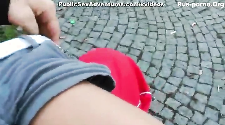Трахнулись прямо в парке на скамейке